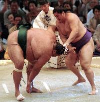 Akebono avoids upset, still on top at Nagoya sumo